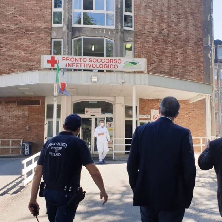 de Magistris visita l’ospedale Cotugno: ‘Orgoglioso di voi’