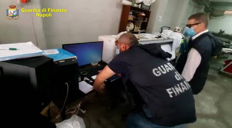Nola, la Finanza scopre una ‘fabbrica del falso’: denunciato 31enne