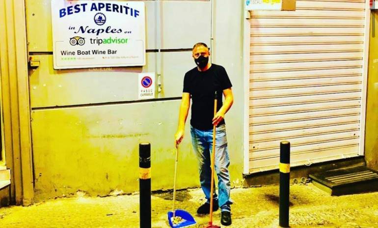 Movida a Napoli, arriva l’esempio di alcuni gestori dei locali: ripuliamo la strada dopo la chiusura