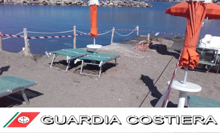 Serrara Fontana, occupazione abusiva della spiaggia, scatta il sequestro della Guardia Costiera.