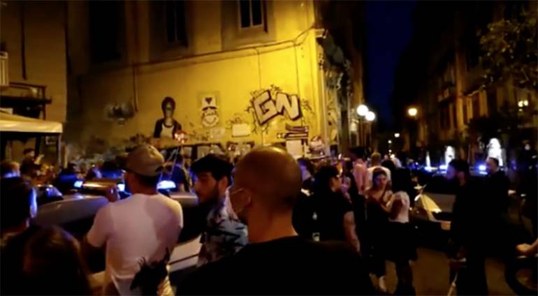 Napoli, tensioni tra polizia e i giovani di Piazza Bellini: agenti minacciati, volanti danneggiate, 3 arresti