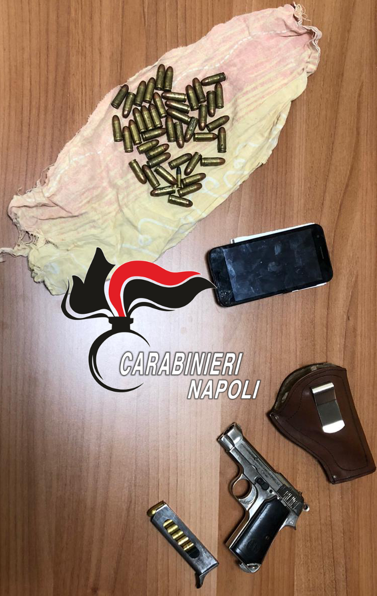 Napoli, sorpreso mentre nasconde una pistola a Scampia: arrestato 41enne