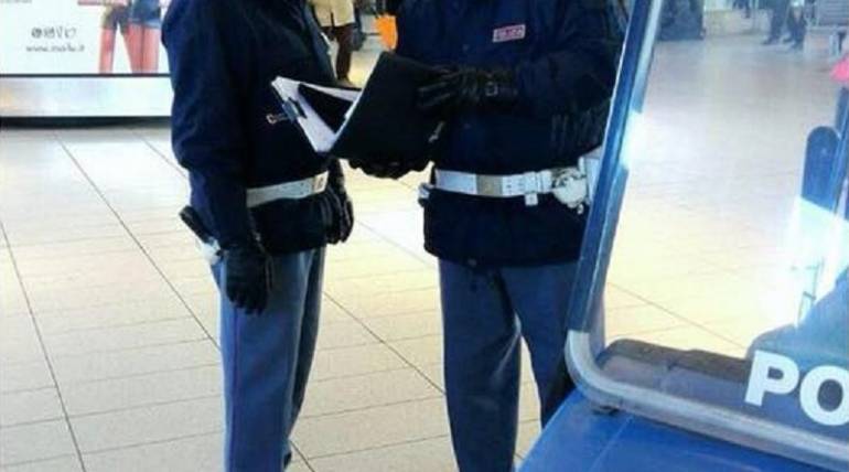 Aggredisce il capotreno e danneggia un treno