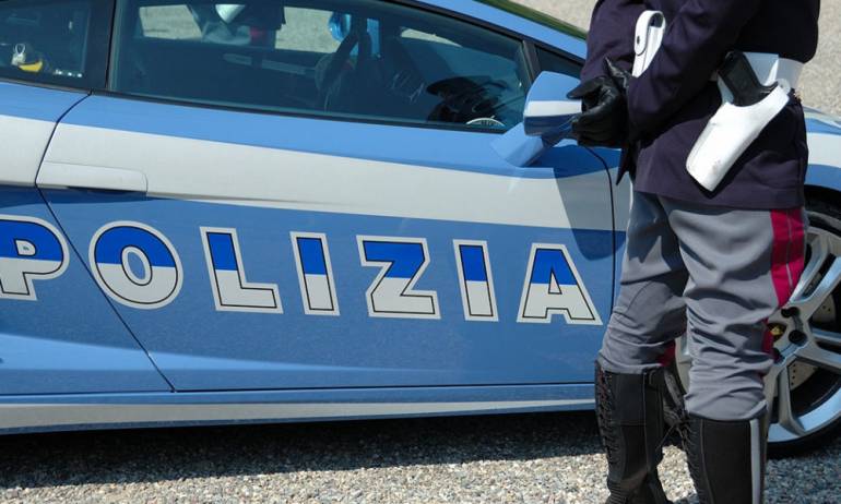 Caserta, minaccia di suicidarsi in diretta social, docente allerta la polizia che la salva