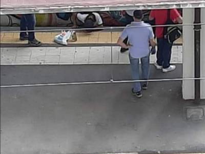 tragedia sfiorata a san giorgio: ragazzo incastrato tra il treno della circumvesuviana e la banchina