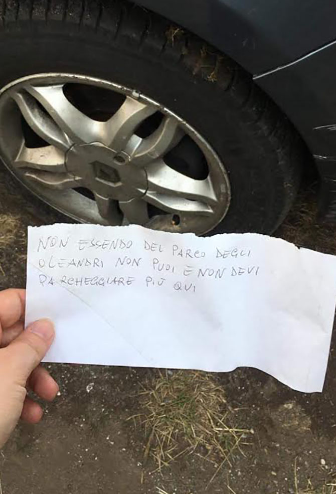 Ercolano, parcheggia nel posto sbagliato: gli bucano una ruota e gli lasciano una scritta minacciosa