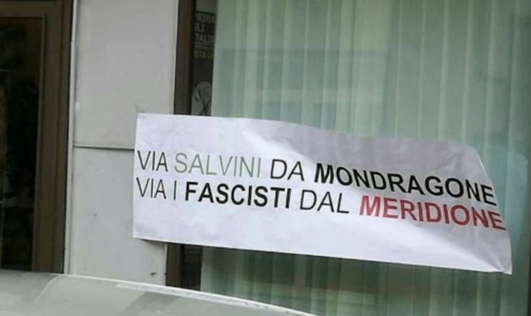 Mondragone, striscioni contro Salvini: ‘Non sei il benvenuto’ e ‘Via i fascisti dal Meridione’