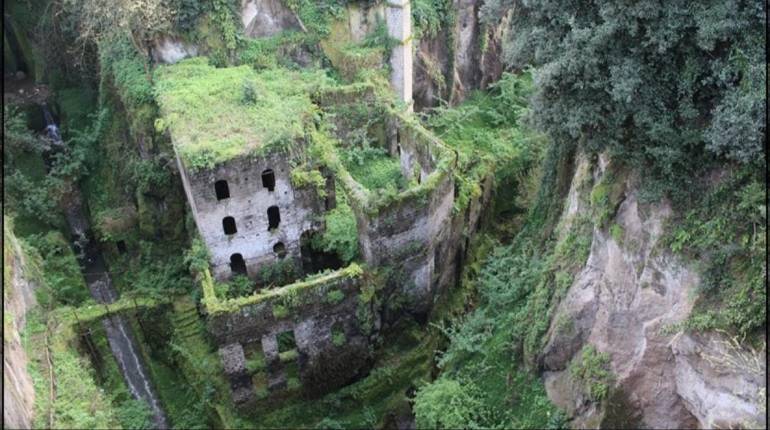 Sorrento, il Vallone dei Mulini completamento stravolto dai lavori di restauro. I cittadini indignati