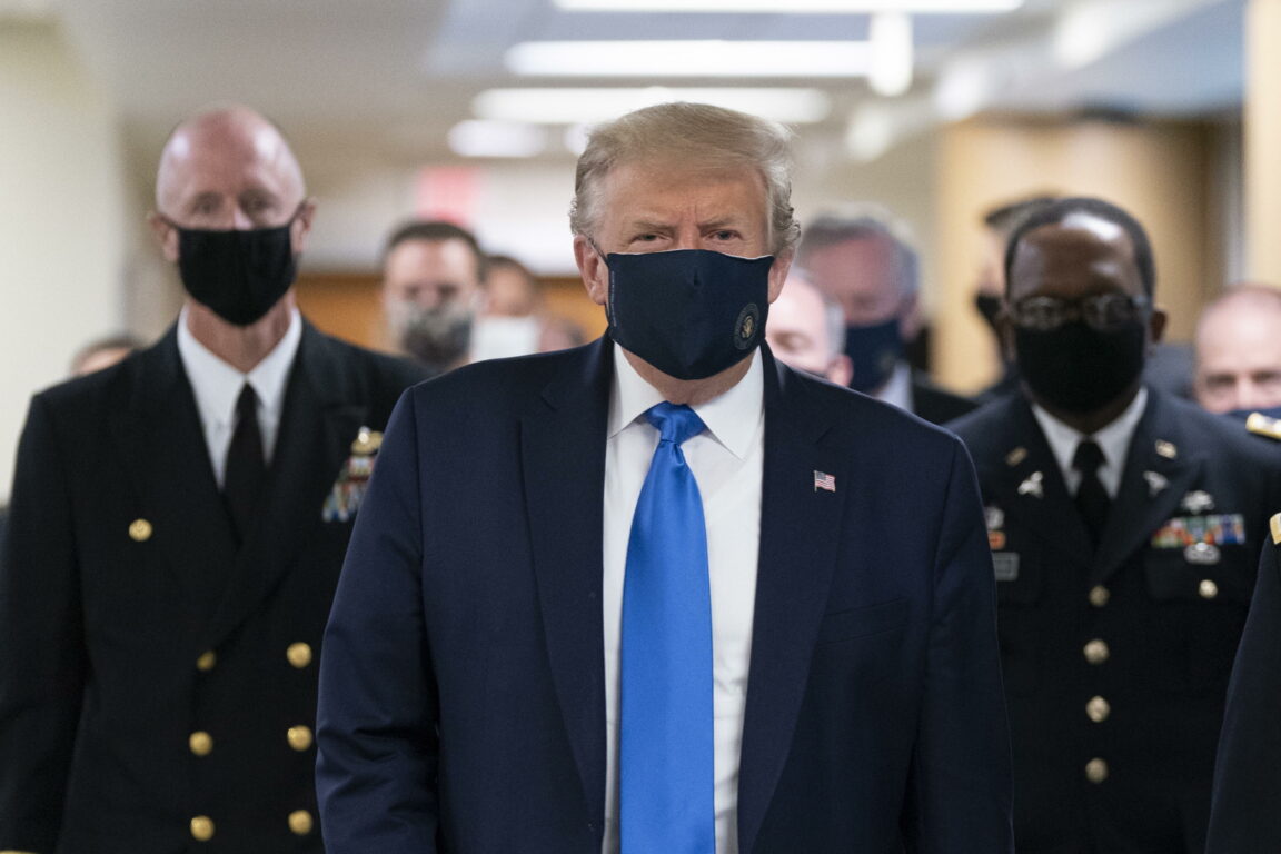 Coronavirus, la prima volta di Trump con la mascherina