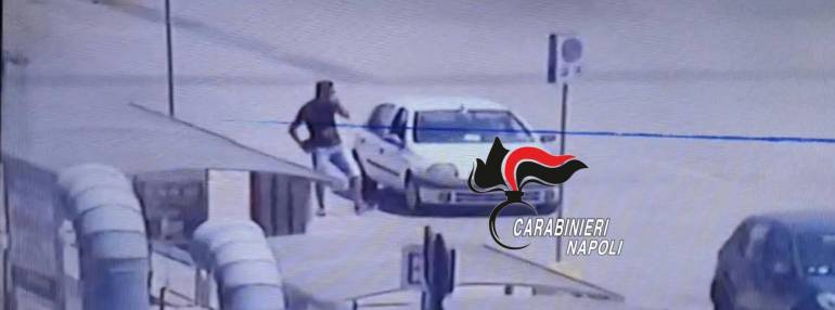 Quarto, un trucco per distrarre la vittima e rubargli cellulare e portafogli. Carabinieri arrestano due persone