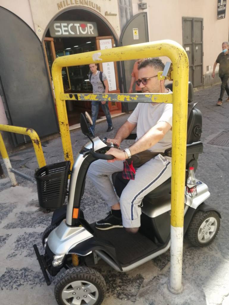 Barriere architettoniche, il grido d’allarme di un residente di Ponticelli: “Non siamo liberi”