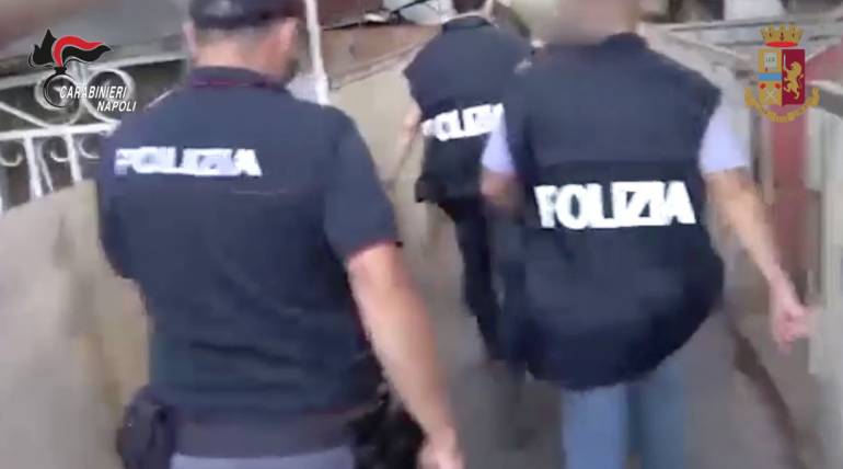 Napoli, anche le bancarelle pagavano il pizzo alla ‘Vanella Grassi’. TUTTI I NOMI DEGLI ARRESTATI