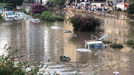 Bomba d'acqua a Palermo, 2 vittime in auto sommersa
