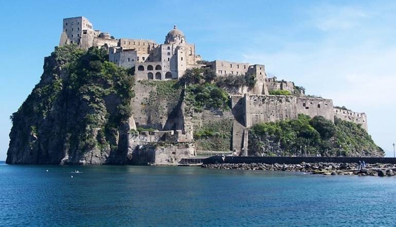 Parco dei Campi Flegrei, al Castello di Baia la mostra ‘Il tempo in rovina’