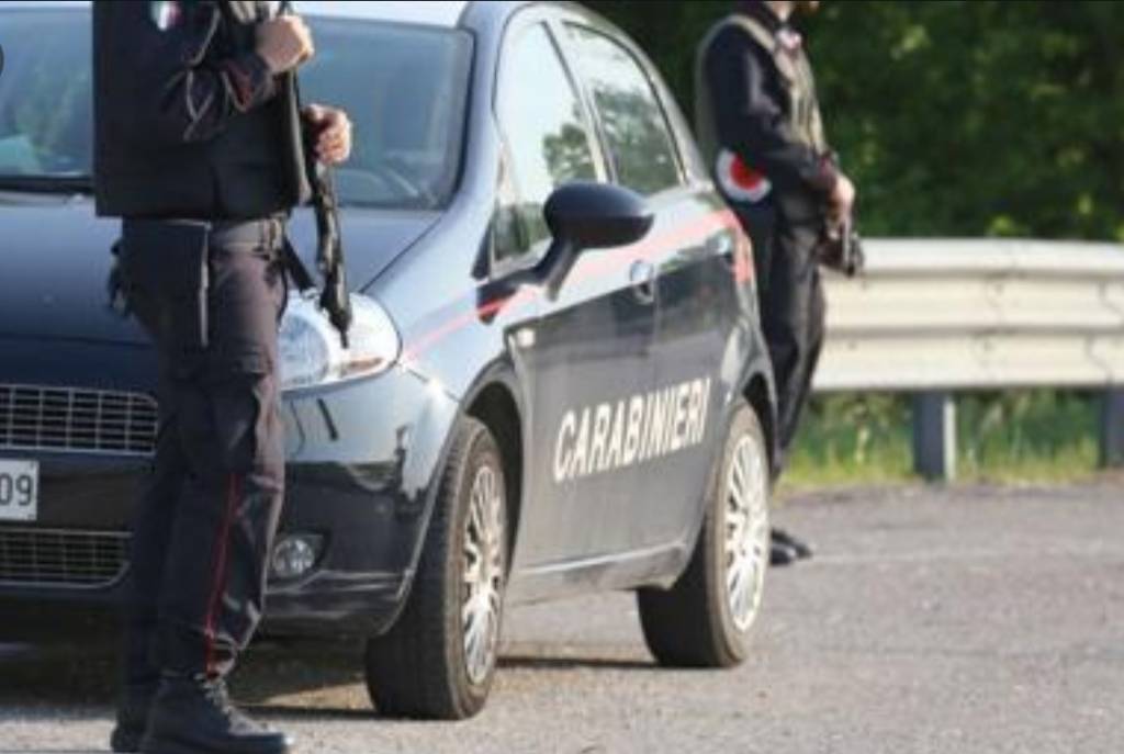 Su auto rubata speronano i carabinieri: una persona arrestata. È caccia ai complici