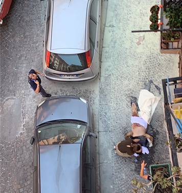 Napoli, esplosione in via Giacinto Gigante in una ditta di estintori. Estintore scoppia tra le gambe di un operaio, è grave.