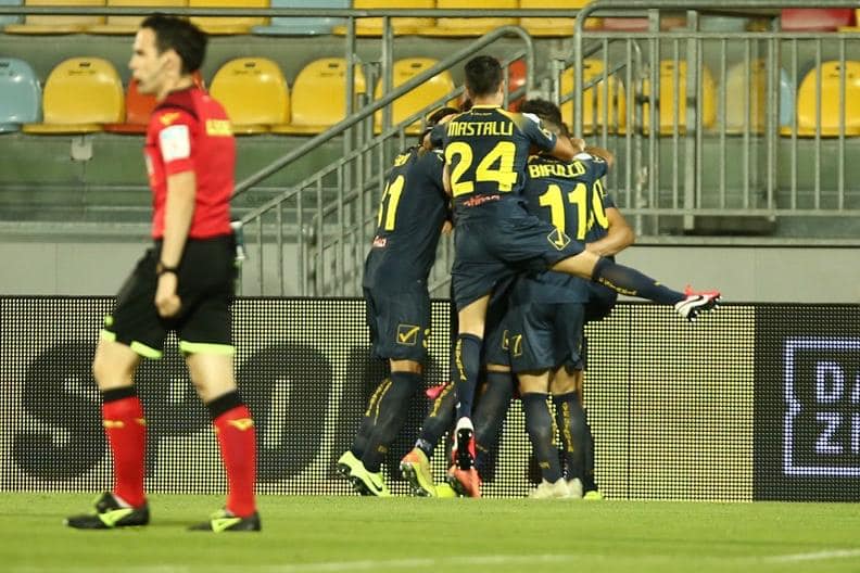 Vergogna a Frosinone: un gol in fuorigioco e un rigore inesistente condannano al pareggio la Juve Stabia