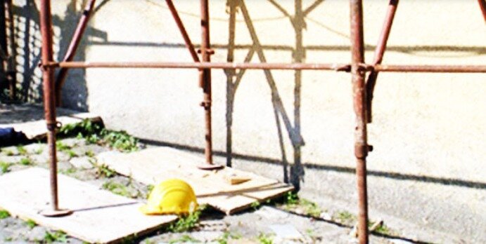 Salerno, operaio di 47 anni muore cadendo del tetto che stava riparando