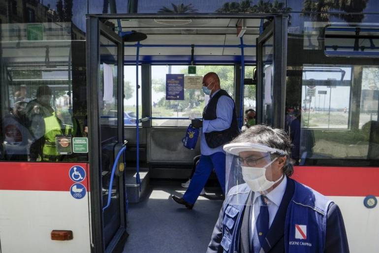 Covid, il ministro Speranza: “Obbligo mascherine al chiuso fino a 30 aprile”