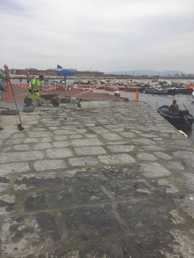 Napoli, procedono i lavori per la riparazione della pavimentazione al molo turistico a Piazza Nazario Sauro