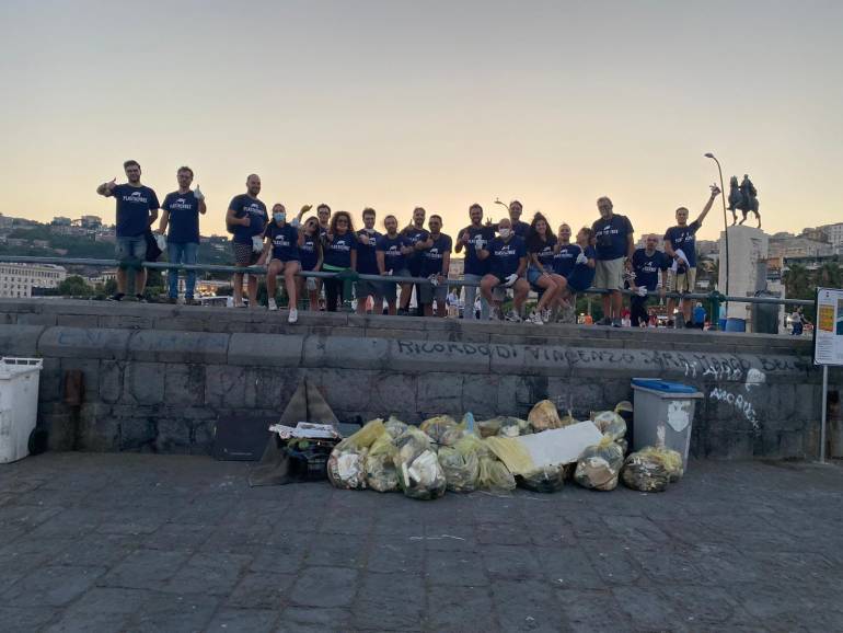 Napoli, Plastic free: intervento straordinario di pulizia dei volontari al ‘Lido Mappatella’