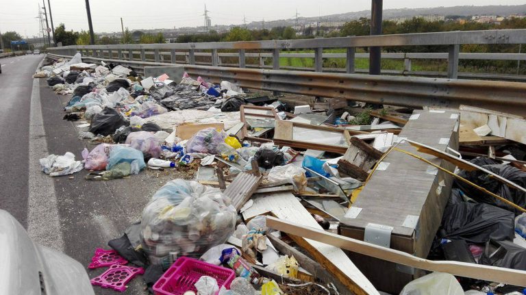 Benevento, stocca rifiuti senza permesso: arrestato 72enne