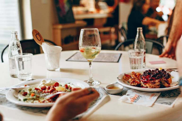 FIGURA DI M….Scappano dal ristorante senza pagare UN CLASSICO