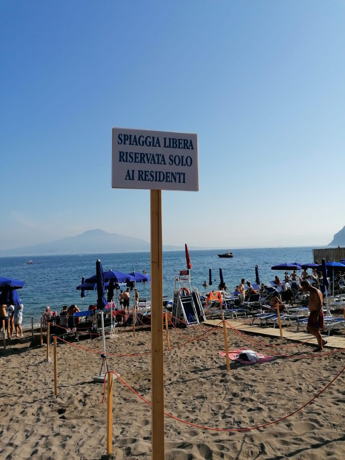 Spiagge libere solo per residenti o a pagamento nella penisola Sorrentina, i Verdi-Europa Verde: ‘Il mare non ha residenza’