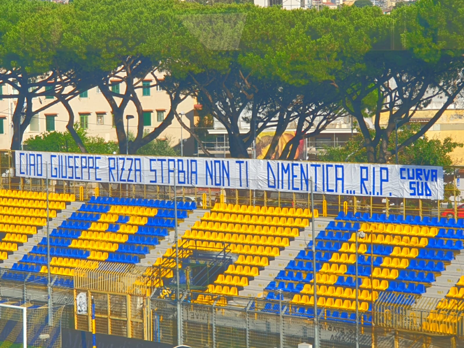 I tifosi della Juve Stabia ricordano Giuseppe Rizza con un bellissimo striscione