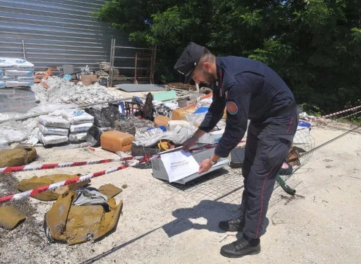 Teano, manufatto abusivo e rifiuti in contrada Borgonuovo: blitz dei forestali