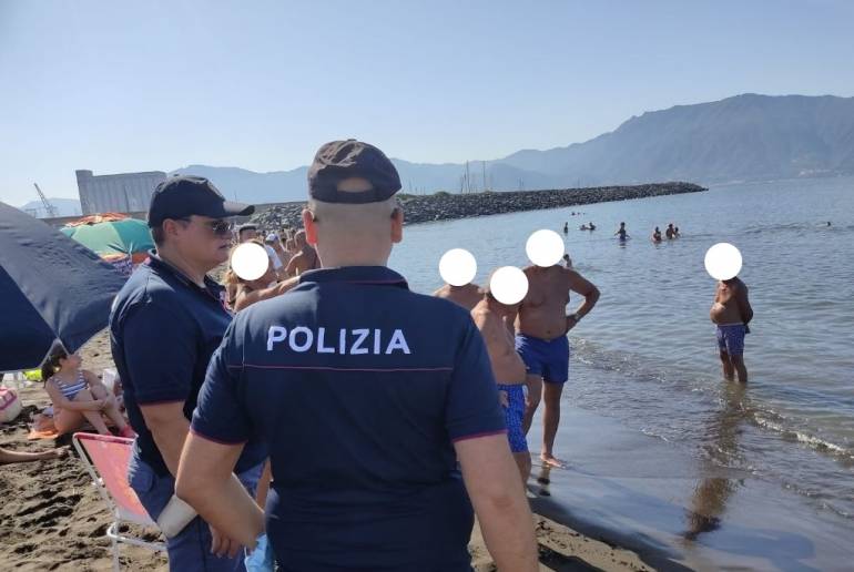 Torre Annunziata, misure di distanziamento sociale: operazione dei vigili sull’arenile cittadino