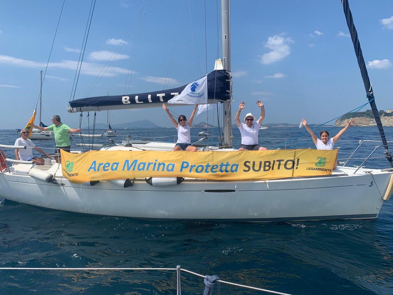 “Vir o mare quant’è bell”, flash sea mob di Legambiente Campania per chiedere l’istituzione di nuove Aree marine protette