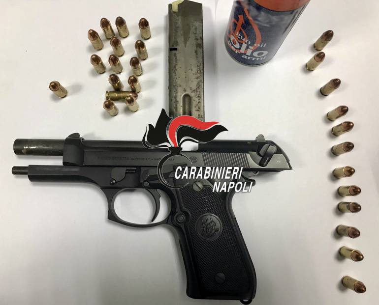 Torre Annunziata, pistola e proiettili nascosti in casa: arrestato pregiudicato