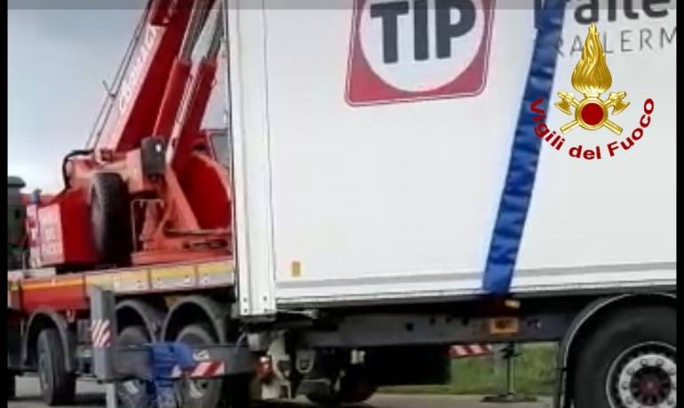 Autotreno con 400 quintali di pasta finisce fuori strada: intervengono i vigili del fuoco