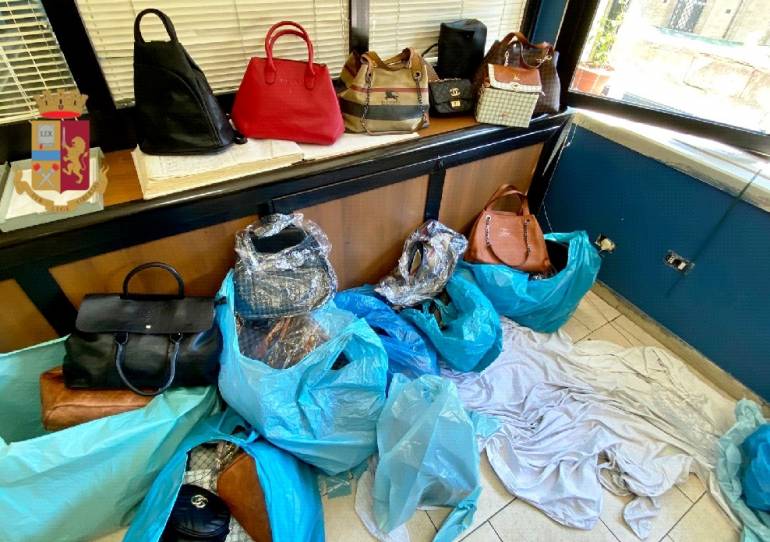 Napoli, sorpreso con 318 borse contraffatte: denunciato