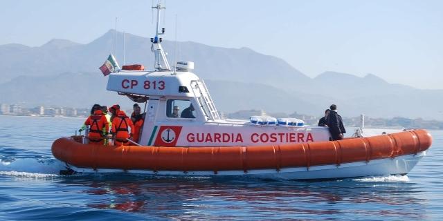 Barca in fiamme al largo di Capri: tutti in salvo