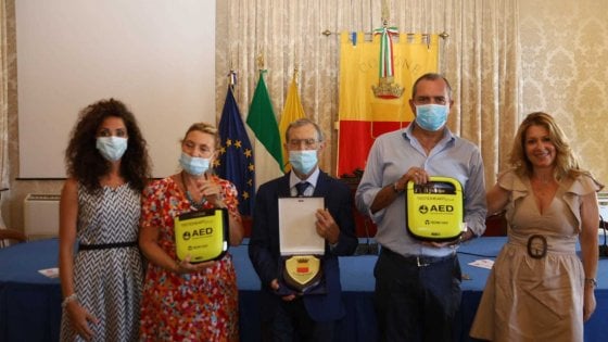 Napoli, donati due defibrillatori per le spiagge cittadine