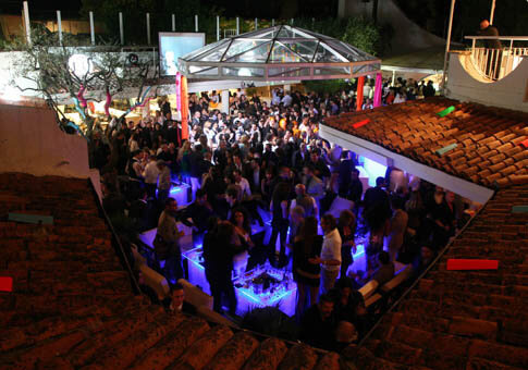 Folla e niente mascherine: chiusa la famosa discoteca Byblos della Riviera