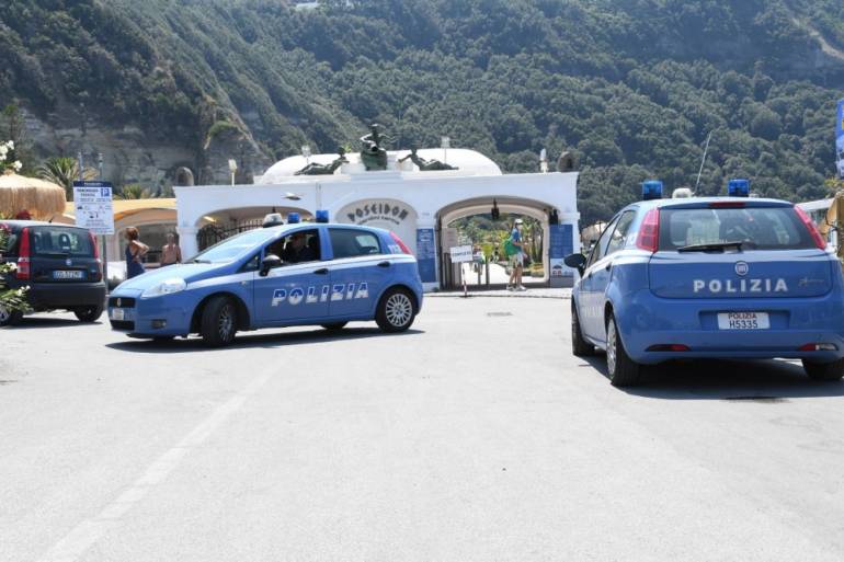 A 16 anni va da Napoli a Ischia per truffare anziani: denunciato