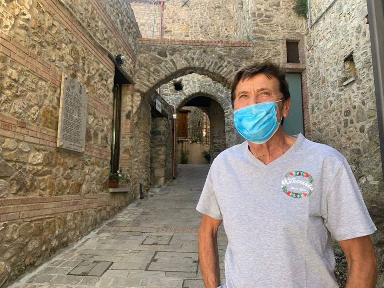 Gianni Morandi a sorpresa al borgo di Quaglietta
