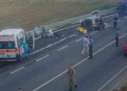 Auto contro autotreno sulla variante, un morto e diversi feriti a Caserta
