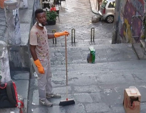 Napoli, Isacco dalla Nigeria per pulire le strade del centro storico