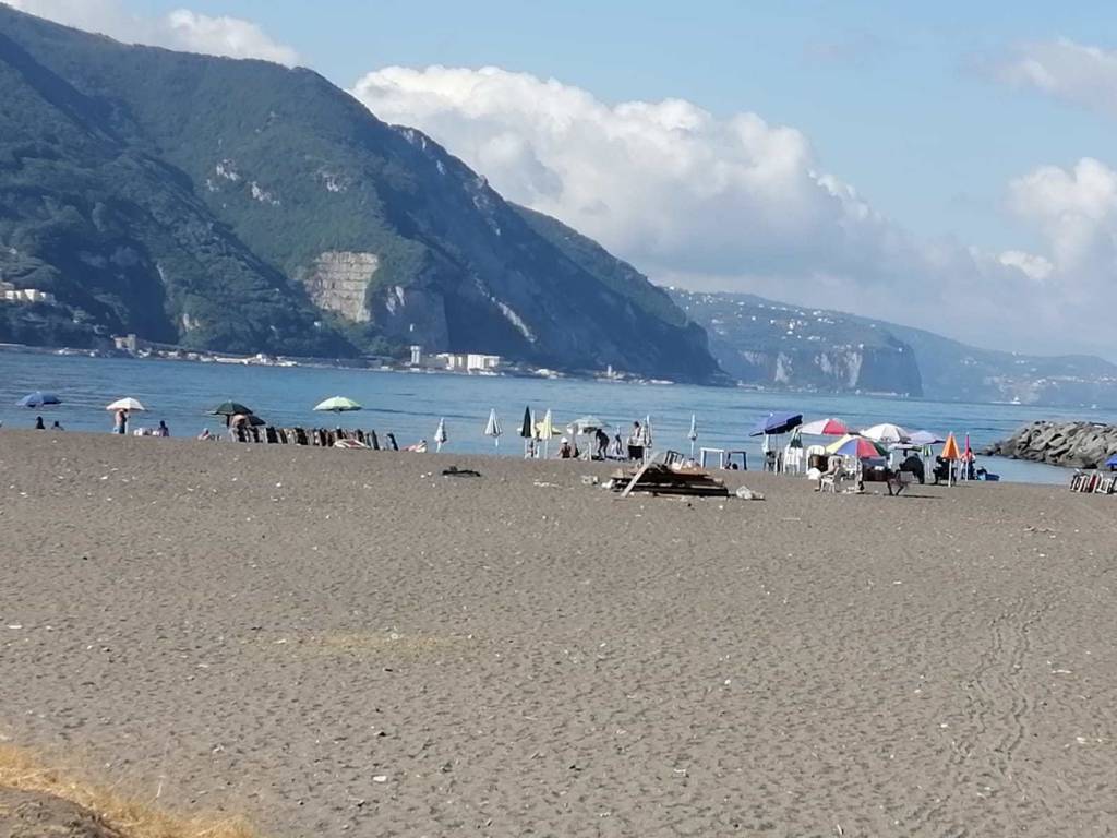 marina di stabia spiaggia ridotta a discarica