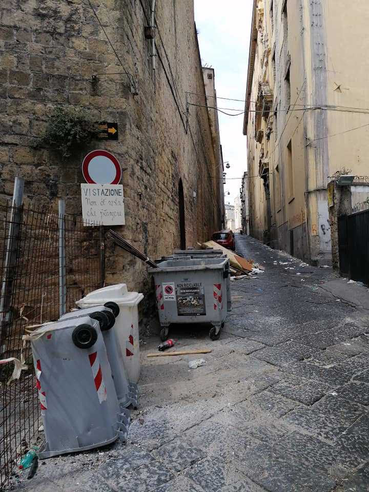 Immondizia al centro storico di Napoli, si comincia a ripulire