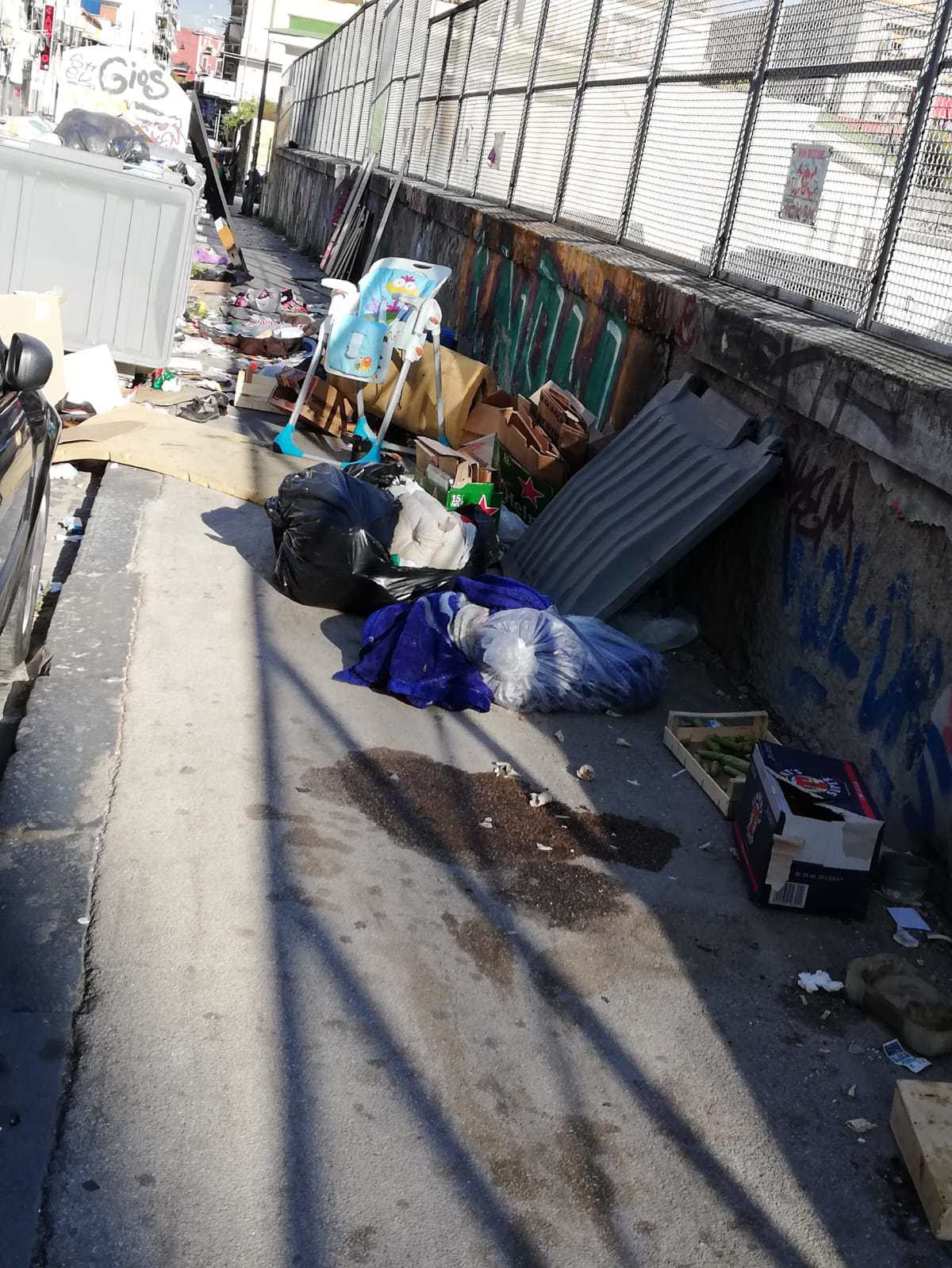 Napoli, ancora emergenza rifiuti e ingombranti per le strade. Via San Cosmo Fuori Porta Nolana come una discarica.