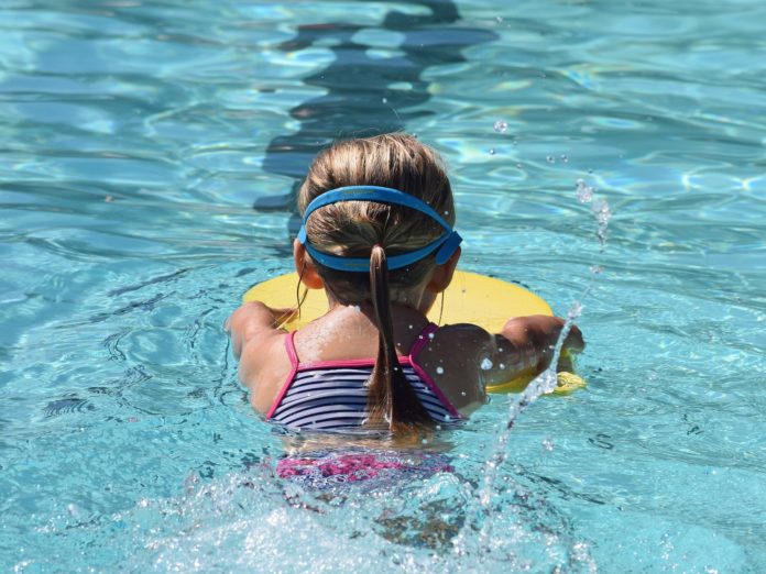Compra la piscina per i bimbi della “casa famiglia” ma subisce truffa