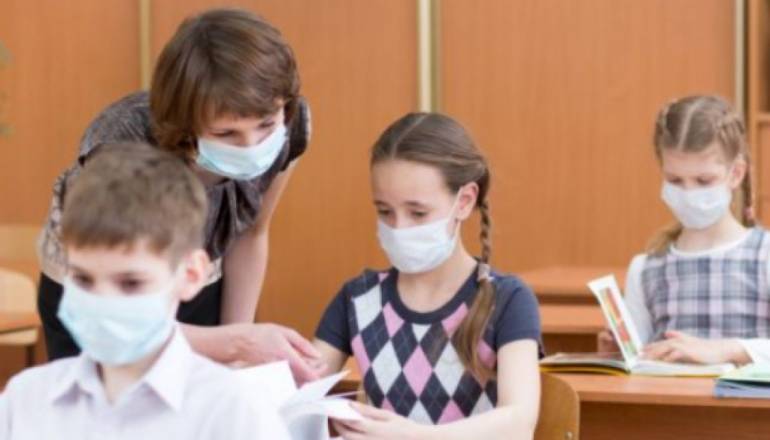 Coronavirus, Galli: ‘In classe 5-6 ore con mascherina? Utopia’