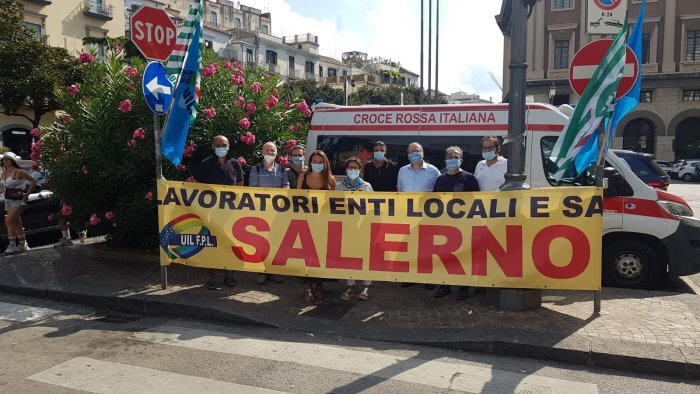 Sanità privata: manifestazione di protesta dei lavoratori fuori la Prefettura a Salerno