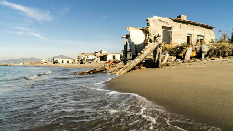 Nate come villette fronte mare ma abbandonate e fatiscenti ora rischio crollo, scattano i sequestri
