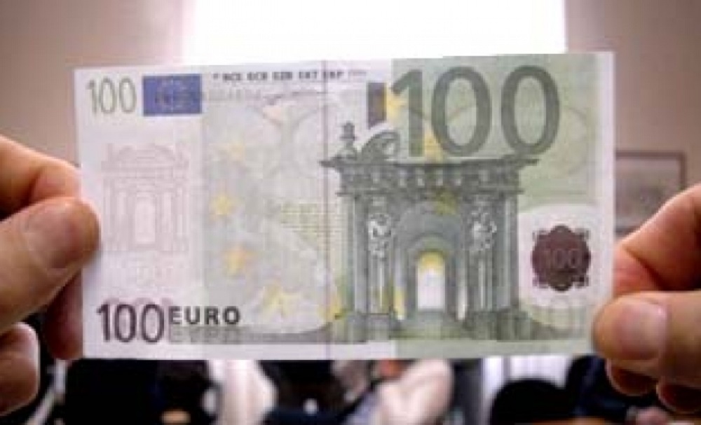Quarto sorpresa con 900 euro falsi nel reggiseno